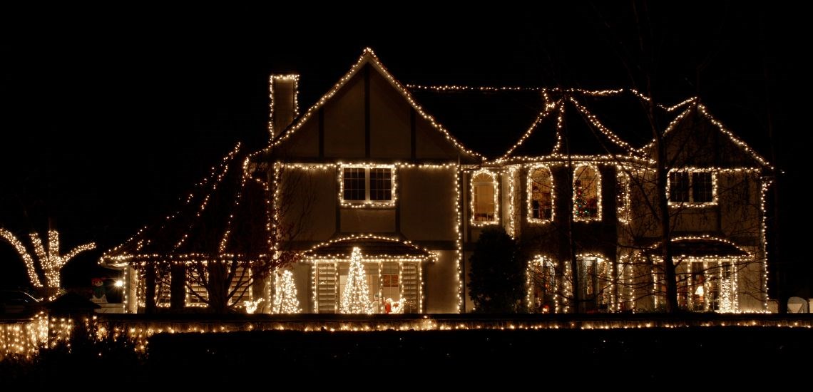 christmas-lights-on-roof